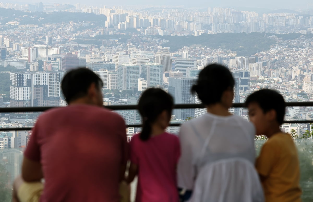 서울 용산구 남산타워를 찾은 시민들이 도심을 바라보고 있다. 사진=뉴스1