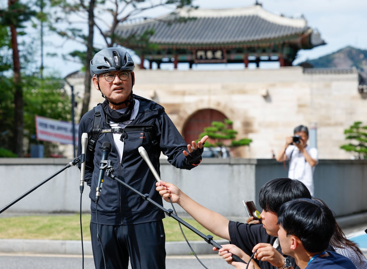 유인촌 문화체육관광부 카지노 해외 후보자가 14일 오전 서울 종로구 모처에 마련된 인사청문회 준비 사무실에 자전거를 타고 출근, 취재진 질문에 답하고 있다. /사진=뉴스1