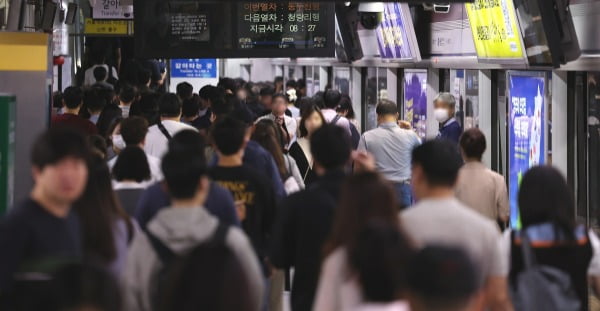 전국철도노동조합이 파업 이틀 째인 15일 서울 중구 지하철 1호선 서울역 승강장이 붐비고 있다. /사진=뉴스1