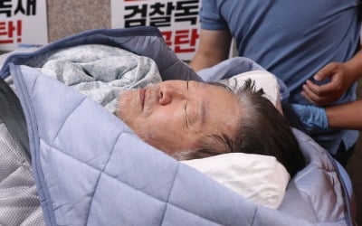 [속보] '단식 19일째' 이재명, 건강 악화로 병원행