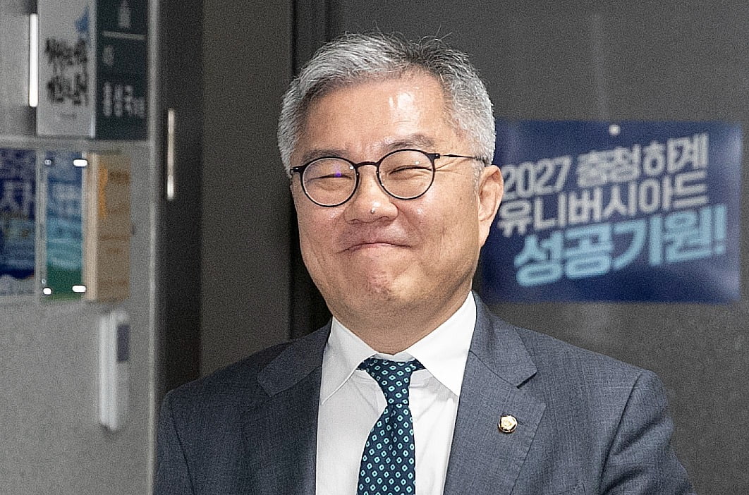  카지노 정팔 전 더불어민주당 의원이 18일 오후 서울 여의도 국회 의원회관 의원실로 들어서고 있다. / 사진=뉴스1