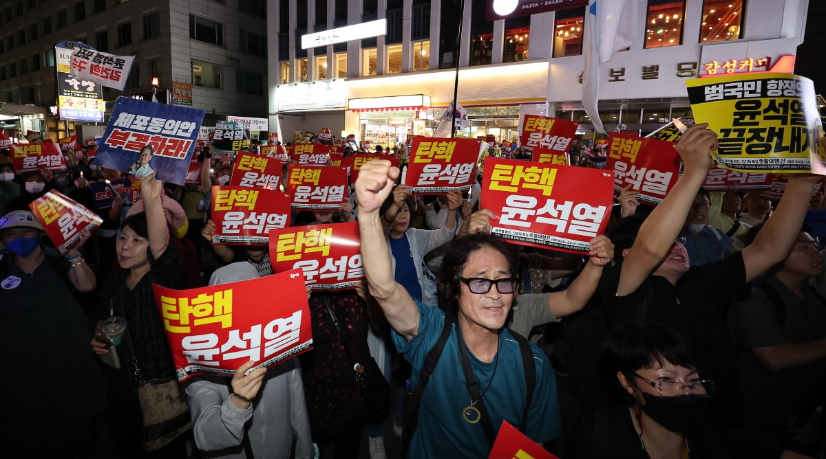 이재명 더불어민주당 대표 체포동의안이 가결된 21일 오후 서울 영등포구 여의도 국민의힘 당사 앞에서 촛불행동 회원들과 이재명 대표 지지자들이 구호를 외치고 있다./ 사진=뉴스1