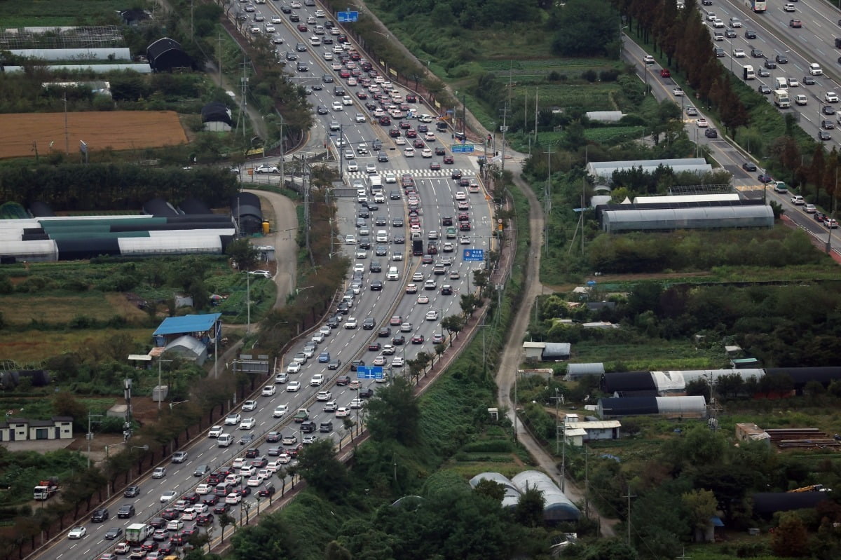 [속보] 서울서 부산까지 5시간 50분…고속도로 정체 여전