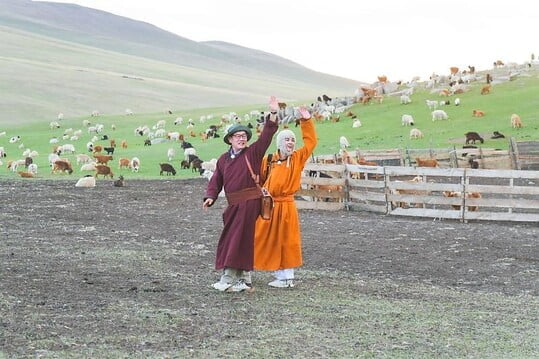 정동원, '지구탐구생활' 비하인드 사진 大방출...아쉬운 몽골 가족들과 이별
