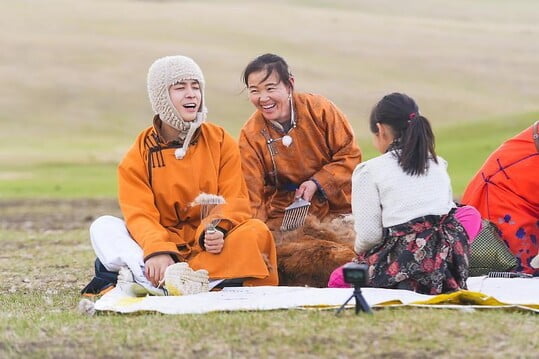 정동원, '지구탐구생활' 비하인드 사진 大방출...아쉬운 몽골 가족들과 이별