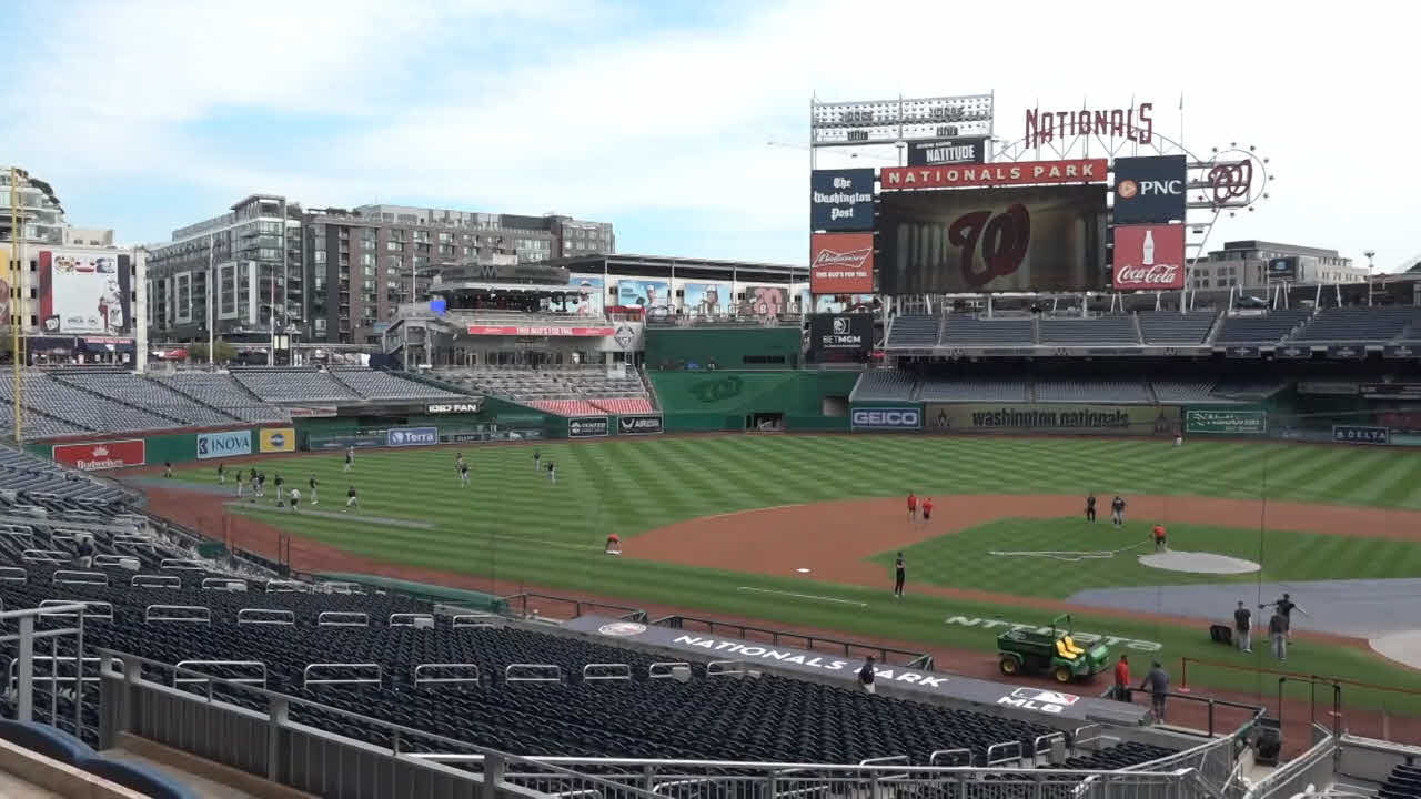 MLB 구장에 나타난 정의선…'호프 온 휠스' 25주년 [뉴스+현장]