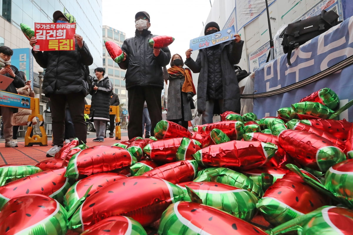 이재명 더불어카지노 토토당 대표의 지지자들로 구성된 수박깨기운동본부 회원들이 3일 서울 여의도 더불어카지노 토토당사 앞에서 이 대표의 체포 동의안 부결 관련 이탈표 규탄 집회를 하고 있다. 수박은 은어로 겉은 더불어카지노 토토당(파란색)이지만 속은 국민의힘(빨간색)이라는 뜻이다. /사진=뉴스1