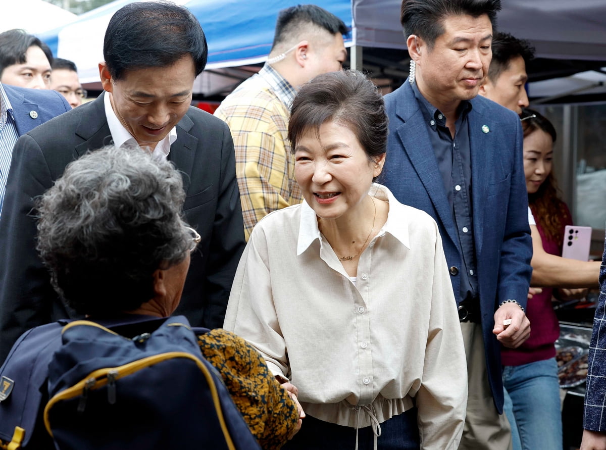 박근혜 전 대통령이 25일 오전 대구 달성군 현풍시장을 찾아 시민들과 인사 나누고 있다. /사진=뉴스1