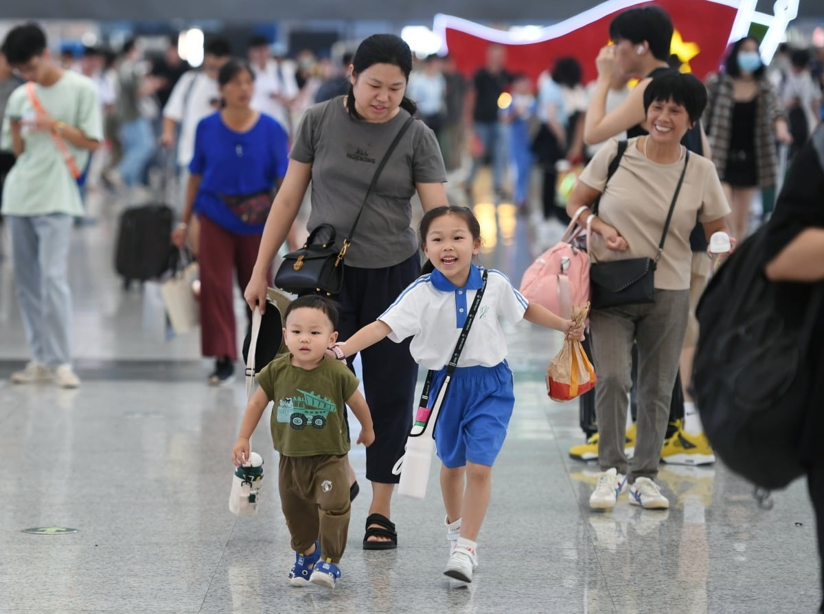 지난달 28일 중국 남부 광둥성 선전의 선전북부 기차역에서 승객들이 걸어가고 있다. 신화통신
