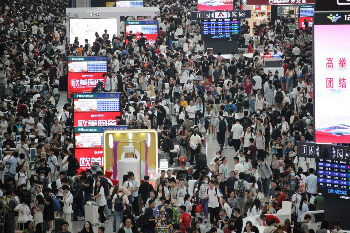 지난달 29일 중국 상하이 홍차오 기차역에서 승객들이 기차를 기다리고 있다. 8일간의 국경절 연휴가 시작되면서 여행객들이 귀경·여행길에 올랐다. AFP