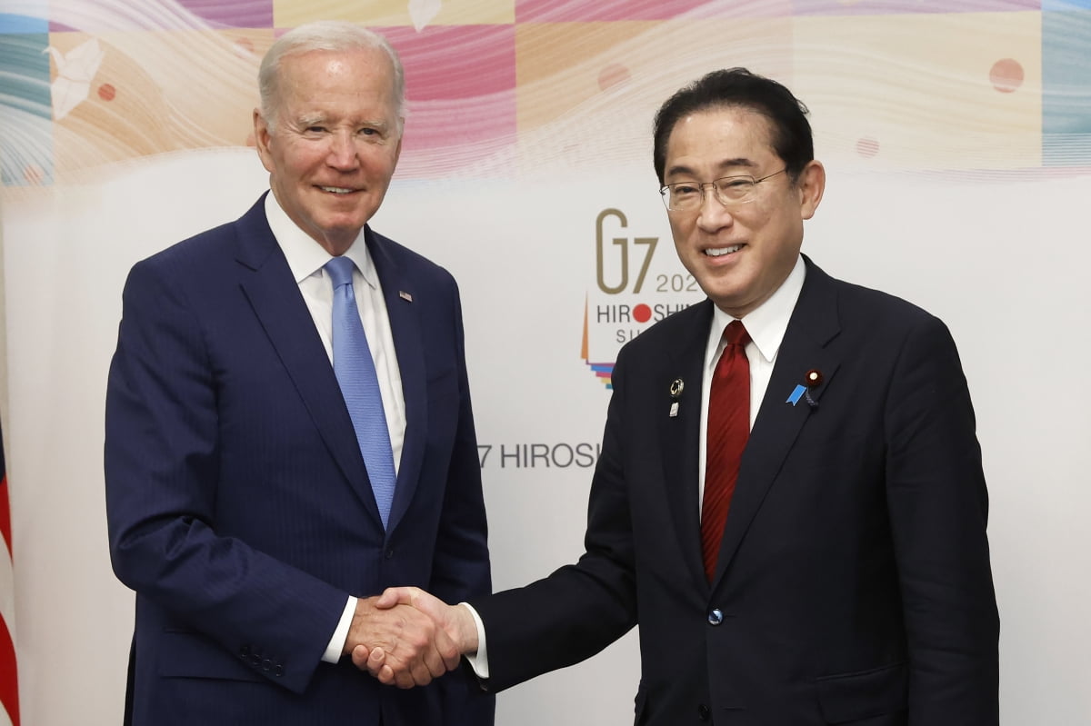 조 바이든 미국 대통령(왼쪽)과 기시다 후미오 일본 총리가 지난 5월 G7 정상회담에서 만나 악수하고 있다. 연합뉴스