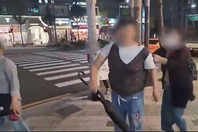 "김태우 유세장서 우산 휘두르며 돌진"…50대 여성 입건 [영상]