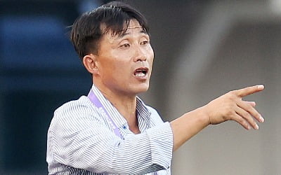 AG 축구 북한, 일본에 패한 뒤 심판 밀치며 항의