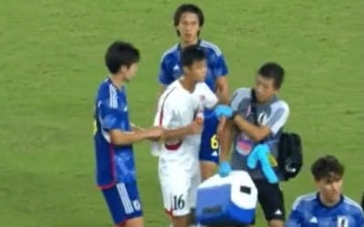 "역대급 비매너"…북한 축구선수, 日스태프 '주먹 위협' 논란