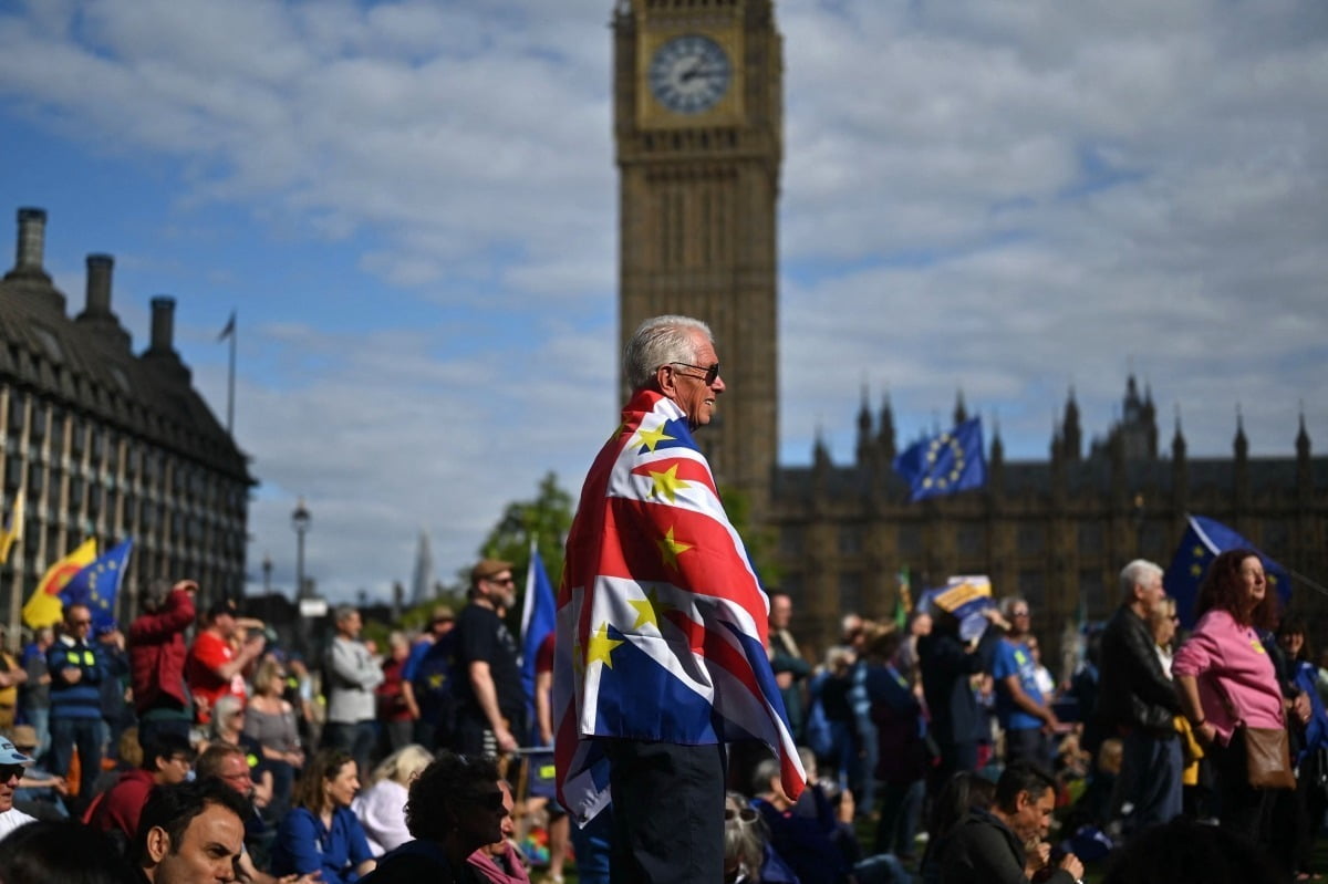 브렉시트 이후 글로벌 금융 중심지인 영국 런던의 경쟁력이 약화하고 있다는 지적이 늘고 있다. 영국 국기를 둘러맨 한 시민이 지난달 초 영국의 유럽연합(EU) 재가입을 요구하는 시위에 참여하고 있다. 연합뉴스