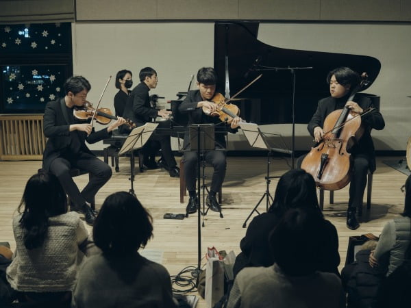 2022년 12월 30일 서울 동숭동 예술가의집에서 열린 하우스콘서트에서 김시준(바이올린), 신경식(비올라), 한재민(첼로), 김도현(피아노)이 연주하고 있다. 더하우스콘서트 제공