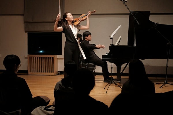 2021년 11월 6일 서울 동숭동 예술가의집에서 열린 하우스콘서트에서 바이올리니스트 클라라 주미 강(왼쪽)과 피아니스트 김선욱이 연주하고 있다. 더하우스콘서트 제공
