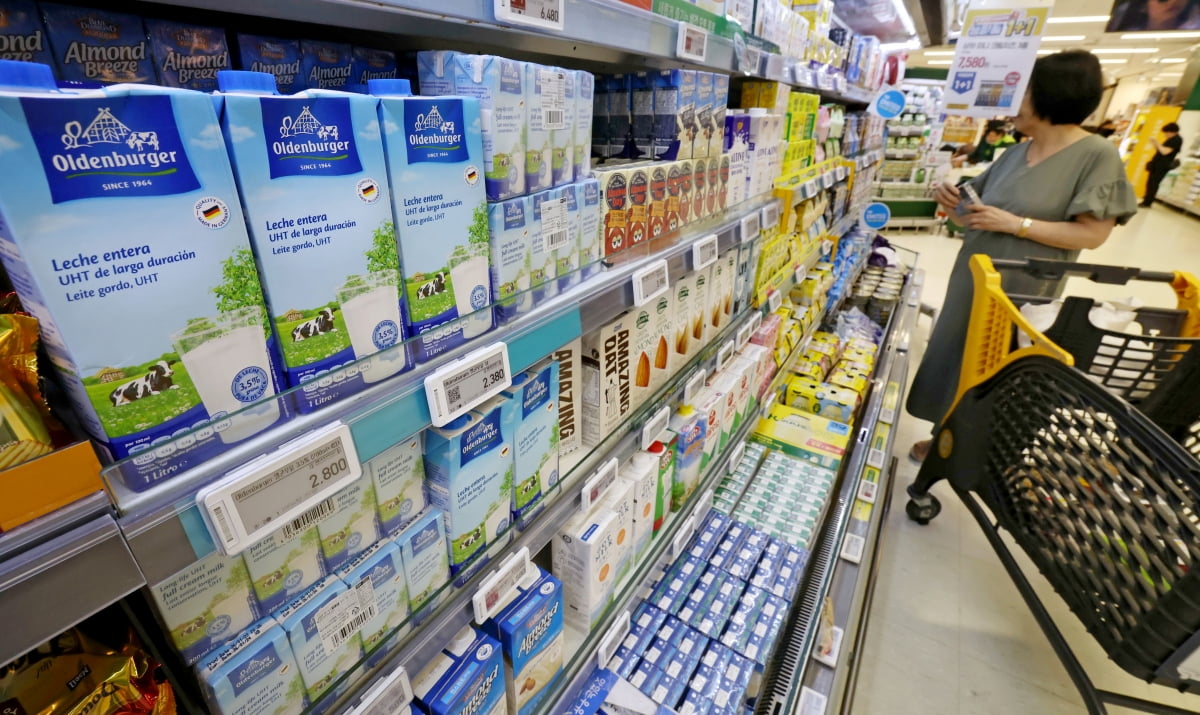 지난 7월 서울 시내 한 대형마트에서 소비자들이 멸균 우유를 고르고 있다.(사진=김범준 기자)