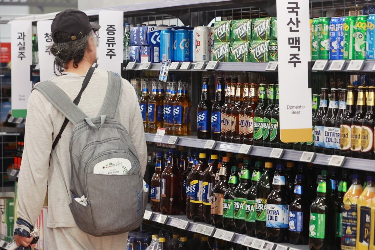 4일 서울 시내 한 대형마트에서 소비자가 진열된 맥주를 바라보고 있다.(사진=연합뉴스)
