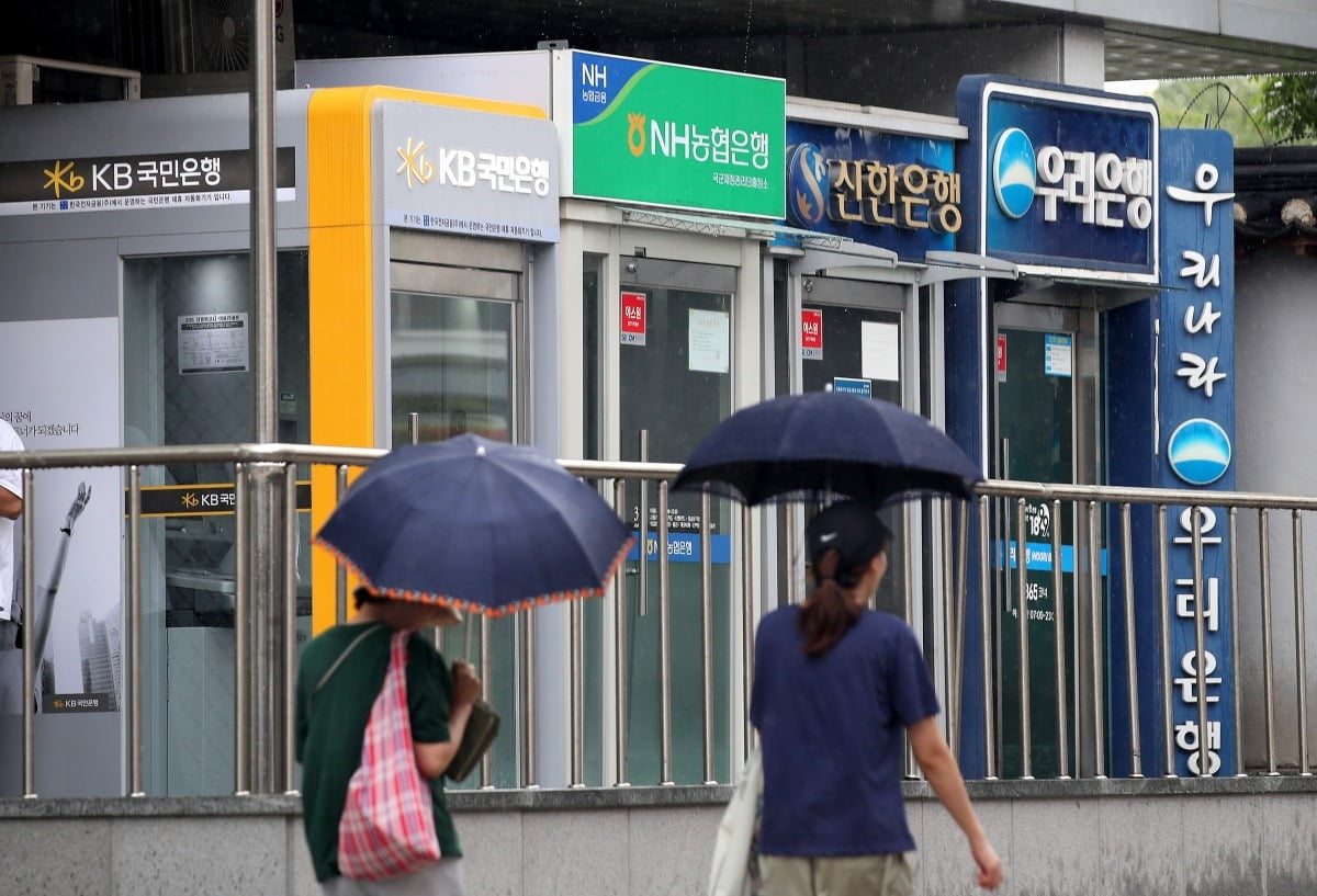 서울 시내에 설치되어 있는 주요 은행들의 현금인출기.  /연합뉴스