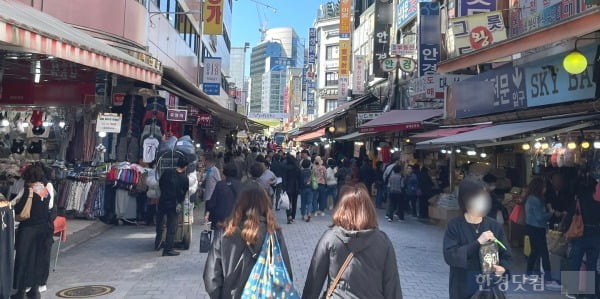 5일 오전 서울 남대문우리카지노추천 '짝퉁거리'에 사람이 북적이는 모습. /사진=김세린 기자