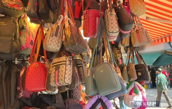 서울 남대문시장 일대 '짝퉁거리'에서 판매되고 있는 명품 위조 가방들. /사진=김세린 기자