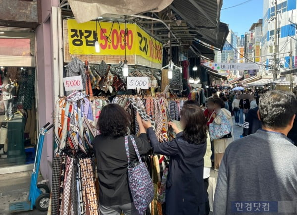 5일 서울 남대문시장 '짝퉁거리'가 손님들로 북적이는 모습. /사진=김세린 기자