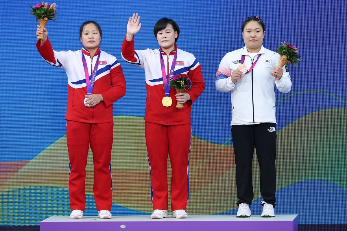 5일 중국 항저우 샤오산 스포츠센터에서 열린 2022 항저우 아시안게임 역도 여자 76kg급 그룹 A 경기에서 동메달을 차지한 대한민국 김수현(오른쪽)이 시상식에서 금메달 북한 송국향(가운데), 은메달 북한 정춘휘와 함께 기념촬영을 하고 있다. /사진=연합뉴스