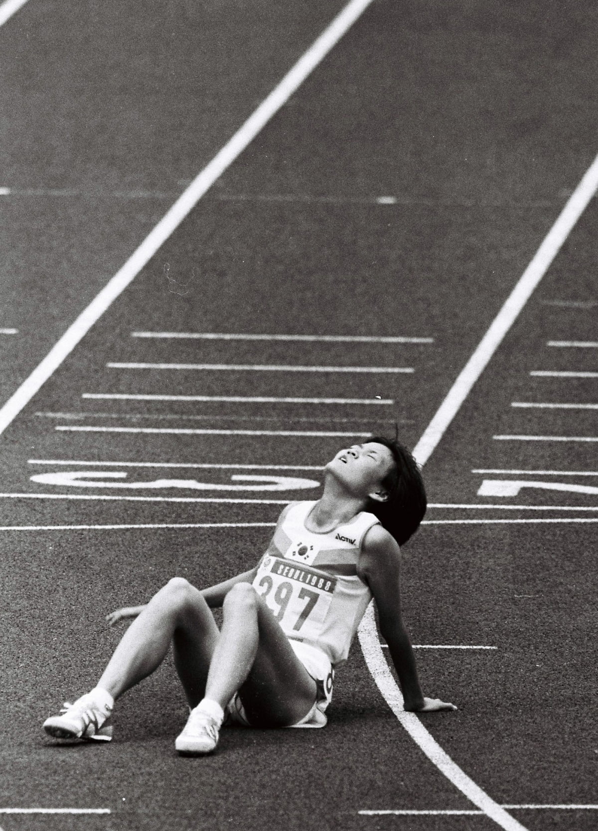 임춘애가 1986년 10월 5일 여자 육상 1500m에서 결승선을 통과한 뒤 바닥에 앉아 숨을 고르고 있다.  /한경디지털자산