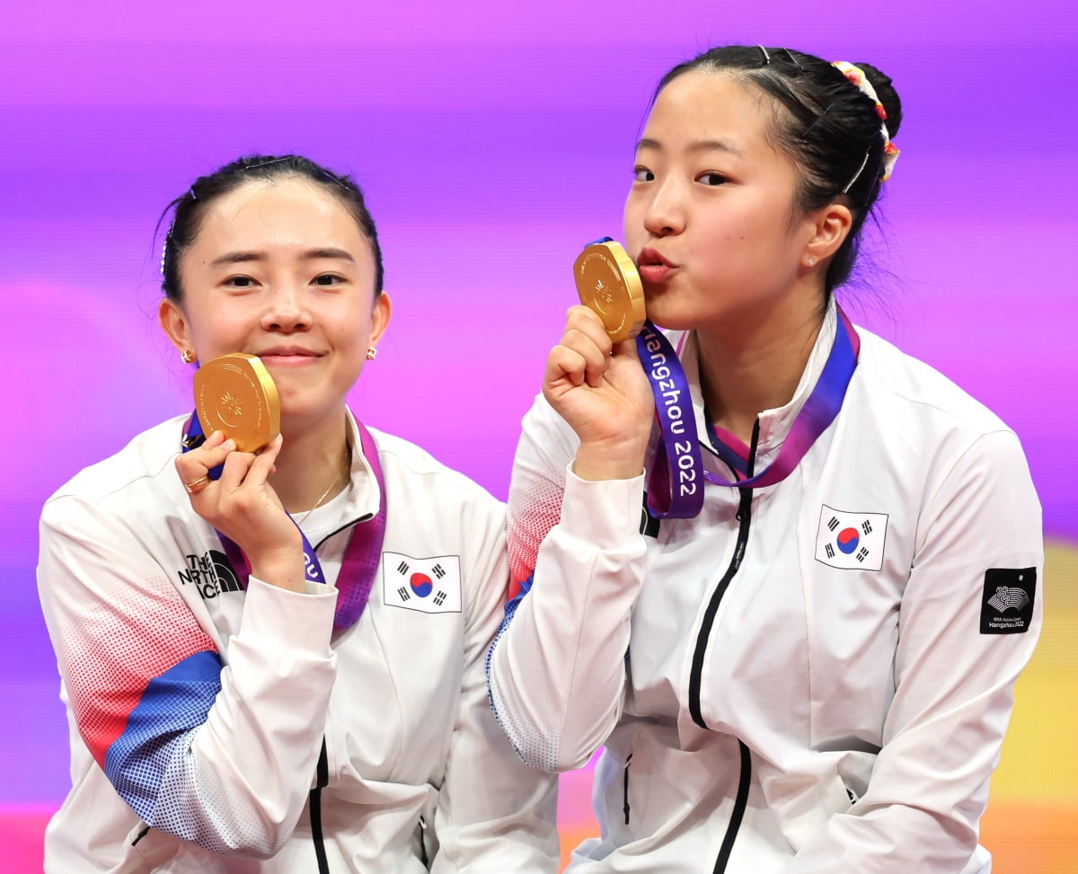 신유빈(오른쪽)과 전지희가 2일 중국 항저우 아시안게임 탁구 여자 복식 시상식에서 금메달을 들어보이고 있다. /연합뉴스