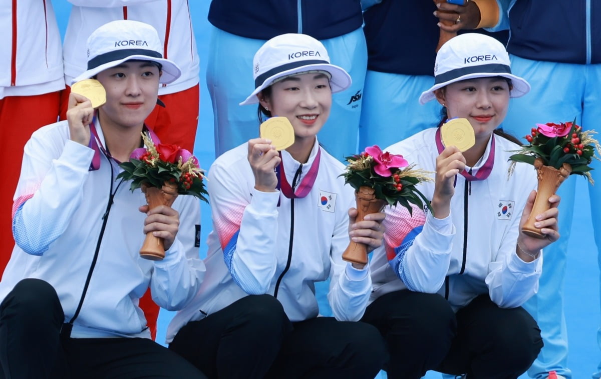 6일 중국 항저우 푸양 인후 스포츠센터에서 열린 2022 항저우 아시안게임 양궁 리커브 하이 로우 토토 사이트 단체전 결승, 중국과의 경기에서 금메달을 획득한 뒤 시상식에서 안산(왼쪽부터), 최미선, 임시현이 기념촬영을 하고 있다. 연합뉴스