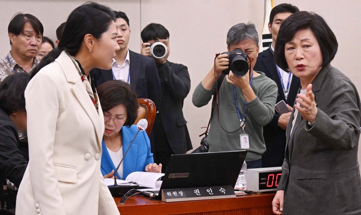 5일 국회 여성가족위원회에서 열린 김행 여성가족부 장관 후보자 인사청문회에서 여야 간사가 의사진행 문제를 두고 공방을 펼치고 있다./김병언 기자