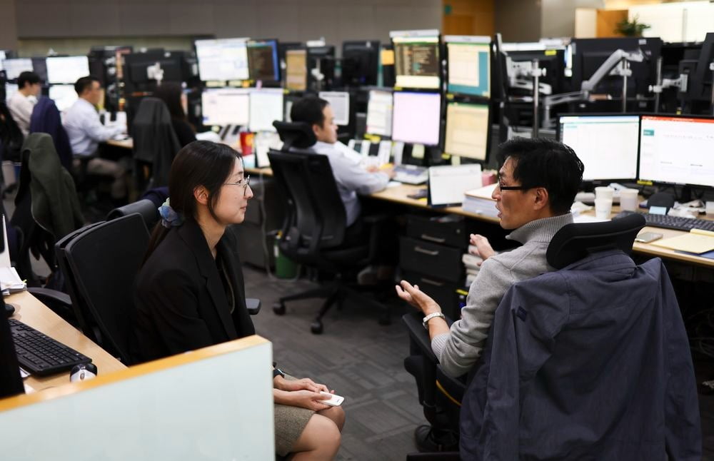 직전 거래일인 지난 6일 오후 서울 중구 하나은행 딜링룸에서 딜러들이 업무를 보고 있는 모습. 사진=연합뉴스