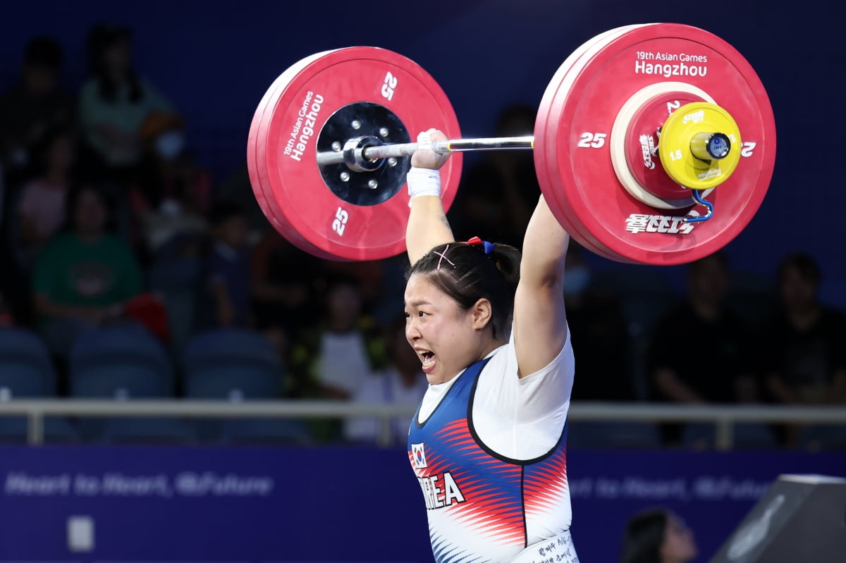 5일 오후 중국 항저우 샤오산 스포츠센터에서 열린 2022 항저우 아시안게임 여자 역도 76kg급 그룹 A 경기에서 대한민국 김메이저 바카라이 용상 3차 시기 138kg의 바벨을 들어올이고 있다. /사진=뉴스1