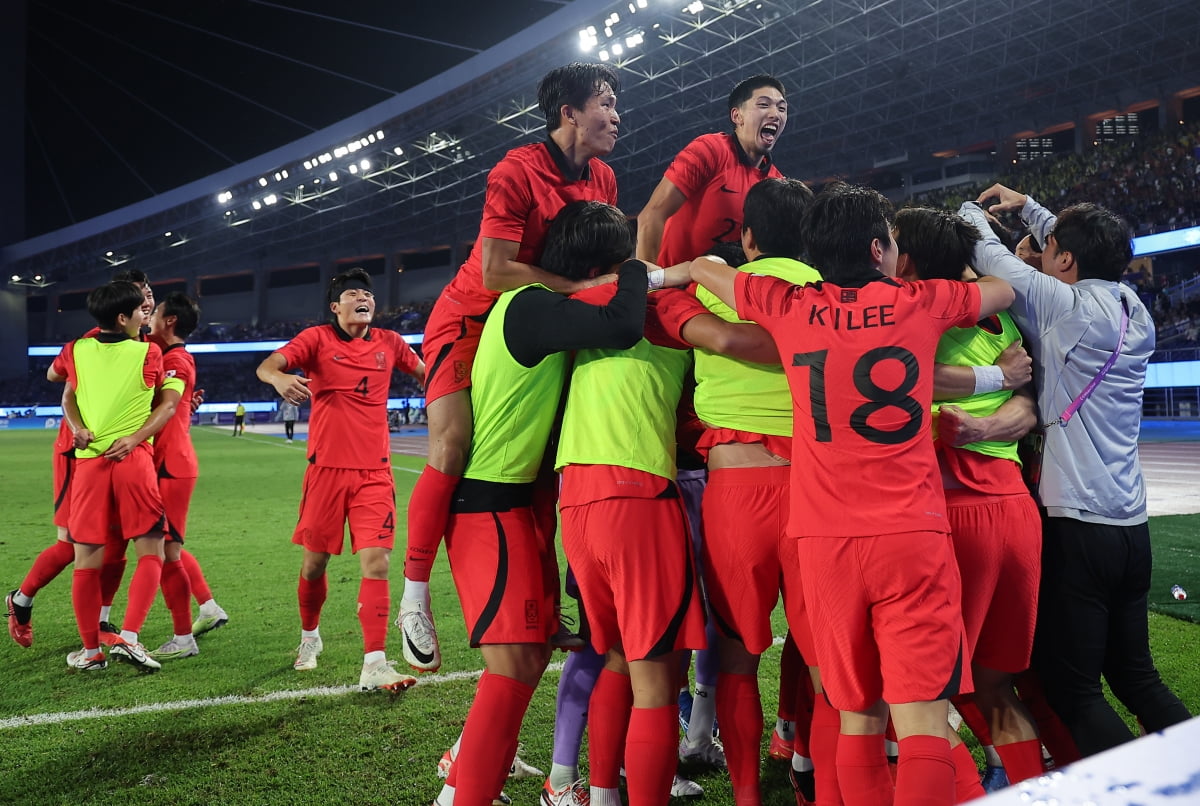 7일 중국 항저우 황룽 스포츠센터 스타디움에서 열린 2022 항저우 아시안게임 남자축구 대한민국과 카지노사이트의 결승전. 조영욱이 역전골을 성공시키자 선수들이 기뻐하고 있다. 연합뉴스