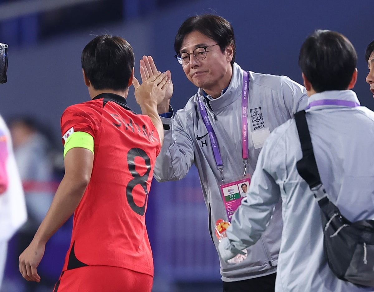  7일 중국 항저우 황룽 스포츠센터 스타디움에서 열린 2022 항저우 아시안게임 남자축구 대한민국과 일본의 결승전 시작에 앞서 황선홍 감독과 주장 백승호가 하이파이브를 하고 있다. 연합뉴스