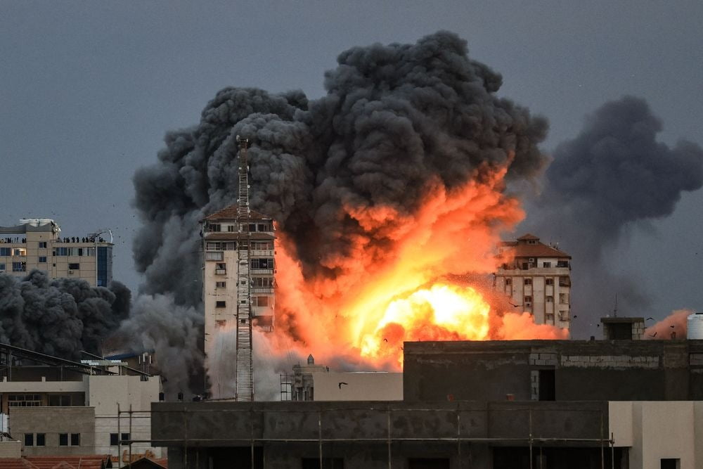 7일(현지시간) 팔레스타인 무장조직인 하마스가 이스라엘을 기습 공격하자 이스라엘이 하마스가 점령한 팔레스타인 자치지역인 가자지구에 대해 공습을 감행했다. 이날 공습으로 가자지구에 있는 한 건물에 불길이 치솟고 있다. / 사진=AFP, 연합뉴스