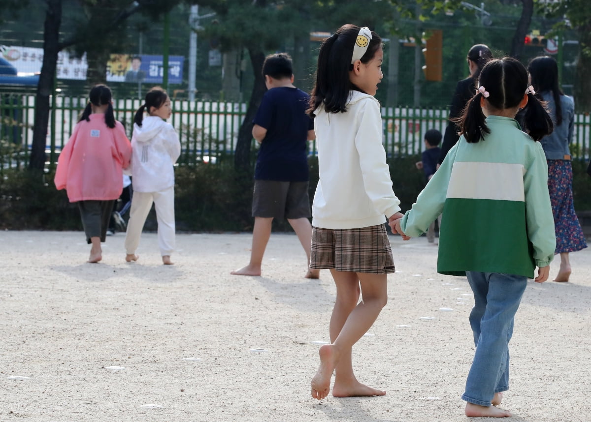 대구 수성구 대구동일초등학교에서 학생들이 체육활동에 참여하고 있다./사진=뉴스1