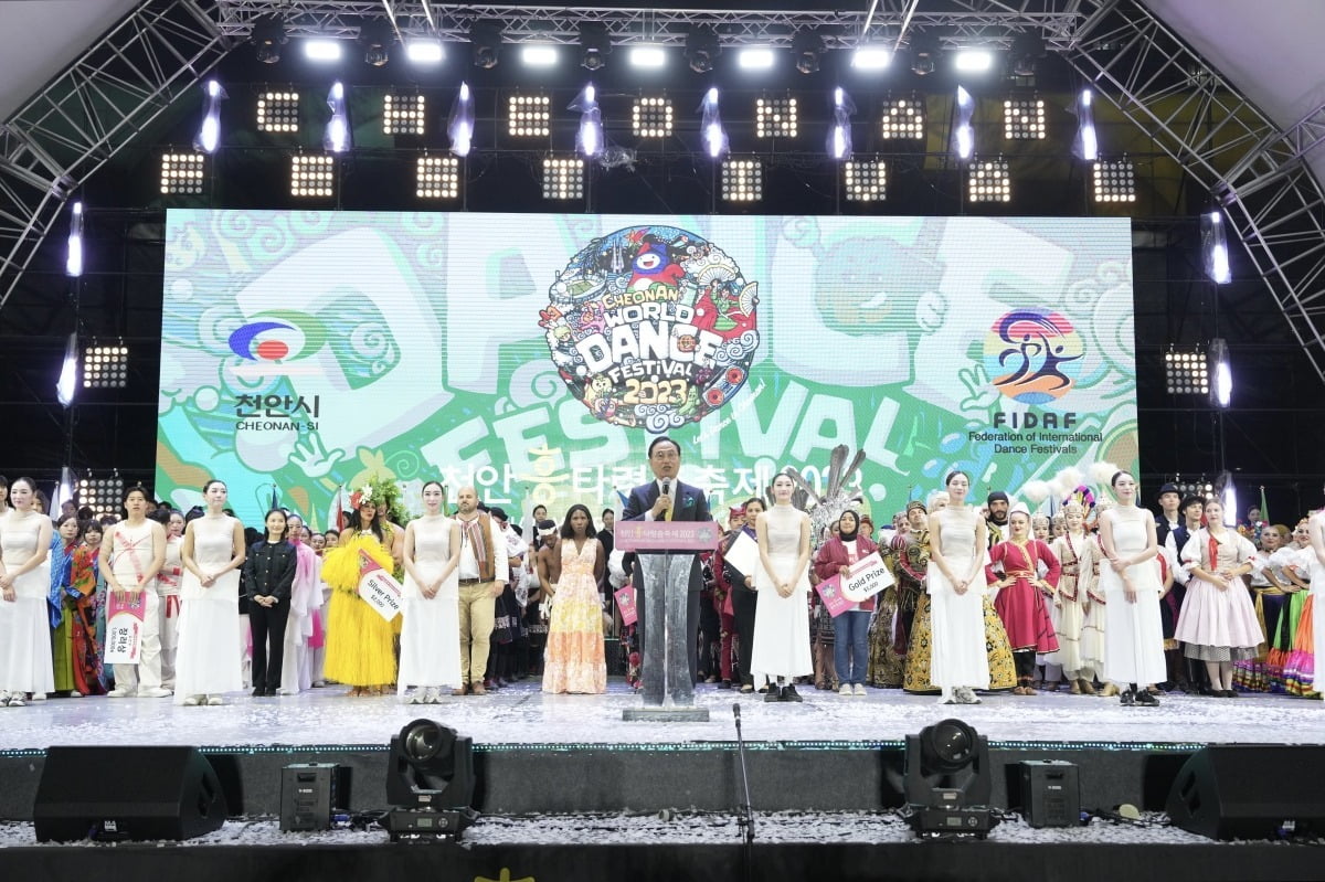 박상돈 천안시장이 9일 천안종합운동장 주무대에서 '천안흥타령춤축제 2023' 폐막을 선언하고 있다. 천안시 제공