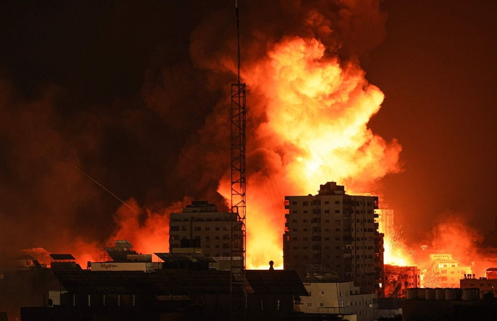9일(현지시간) 이스라엘의 공습으로 가자지구 중심도시 가자시티에서 화염이 치솟고 있다. 사진=연합뉴스