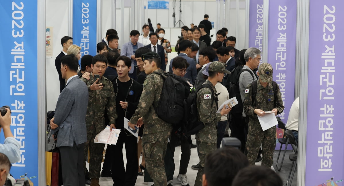 [포토] 구직 상담받는 장병들