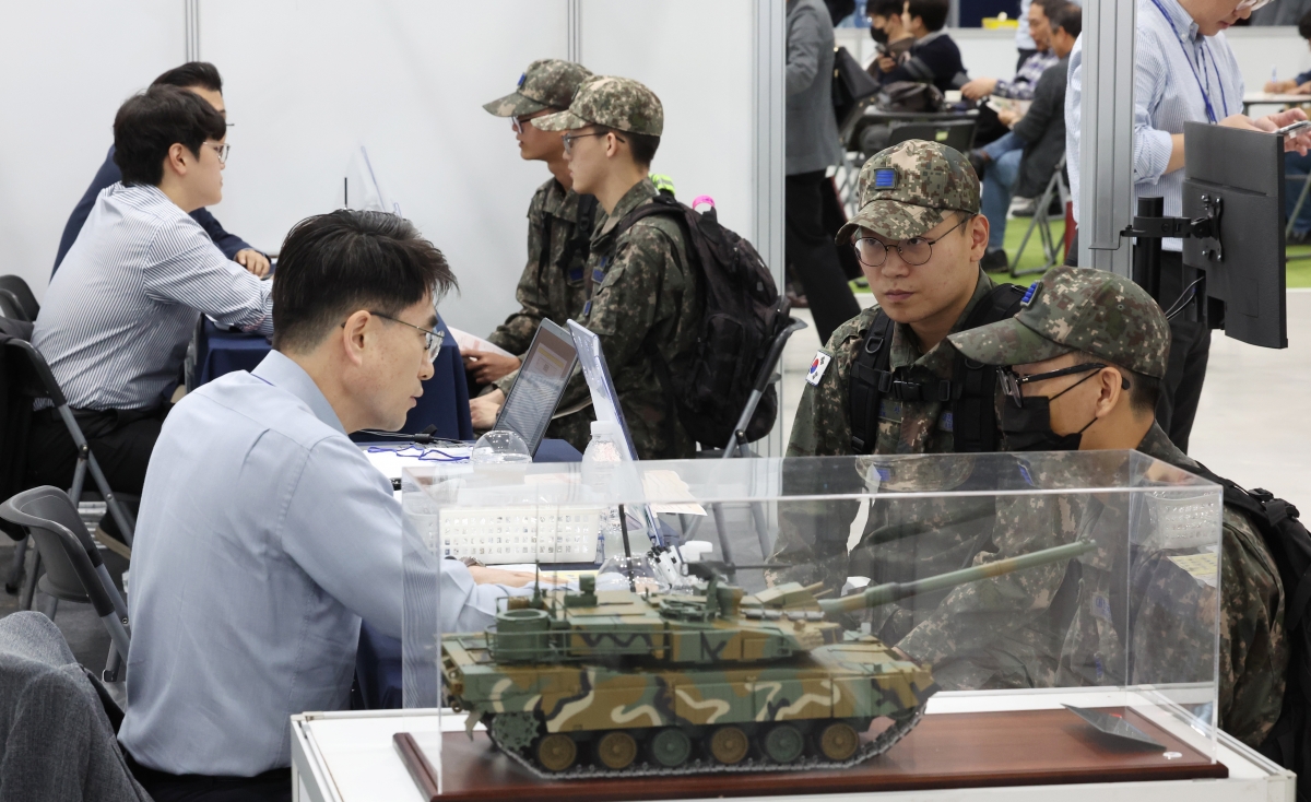 [포토] 구직 상담받는 장병들