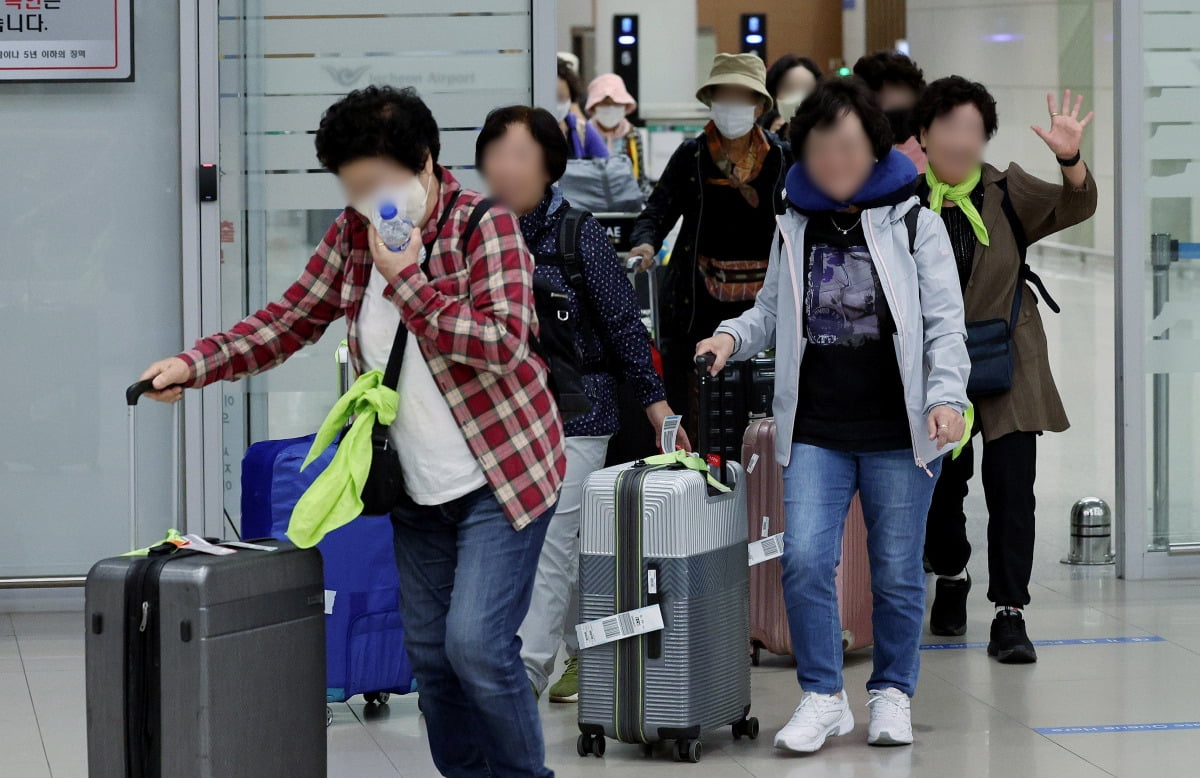 이스라엘에 단기 체류중이던 국민들이 11일 오전 인천국제공항 제2터미널을 통해 귀국하고 있다.  /사진=뉴스1