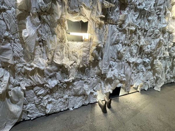 현대 미술의 수수께끼를 향유할 수 있는 키워드 <파리 ‘로라 라미엘’展>