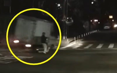 여고생 탄 '킥보드' 피하려다 전복된 트럭…학생은 그냥 갔다 [아차車]