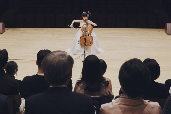 첼리스트 김정아가 지난 10일 서울 롯데콘서트홀에서 열린 '제1000회 하우스콘서트'에서 연주하고 있다. 더하우스콘서트 제공