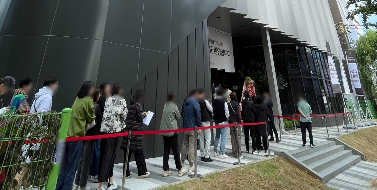 인천 '검단신도시 롯데캐슬 넥스티엘' 모델하우스를 보러 온 예비청약자들이 줄을 지었다. 사진=롯데건설 