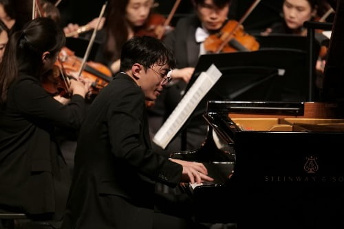 피아니스트 김도현이 지난 11일 서울 마포아트센터에서 프로코피예프 피아노 협주곡 2번을 협연하고 있다. 마포아트센터 제공