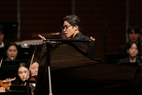 M 클래식 페스티벌 오케스트라를 이끄는 지휘자 김건. 마포아트센터