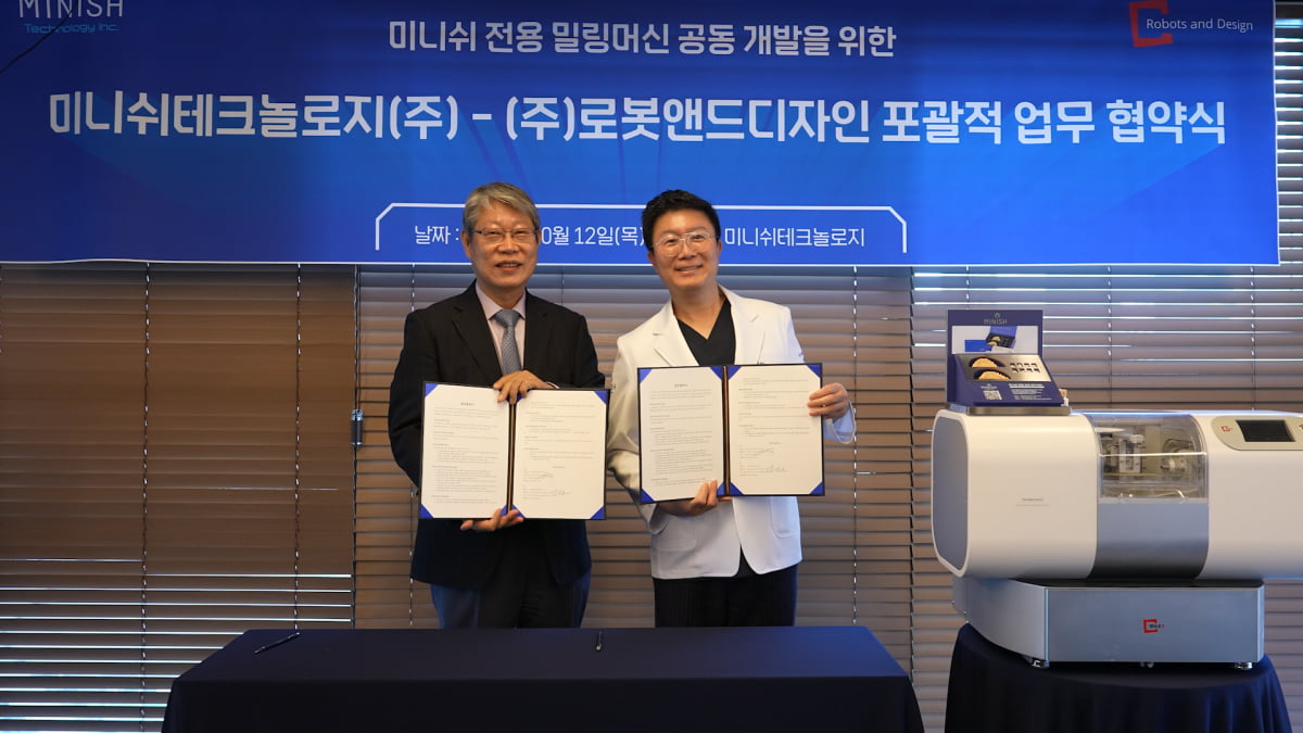 김진오 로봇앤드디자인 회장(왼쪽)과 강정호 미니쉬테크놀로지 대표